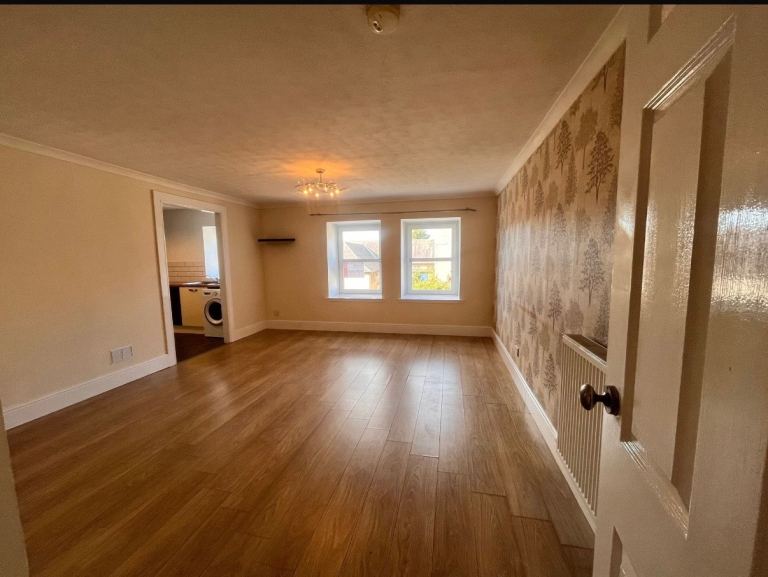 Large 2 bedroom flat to rent