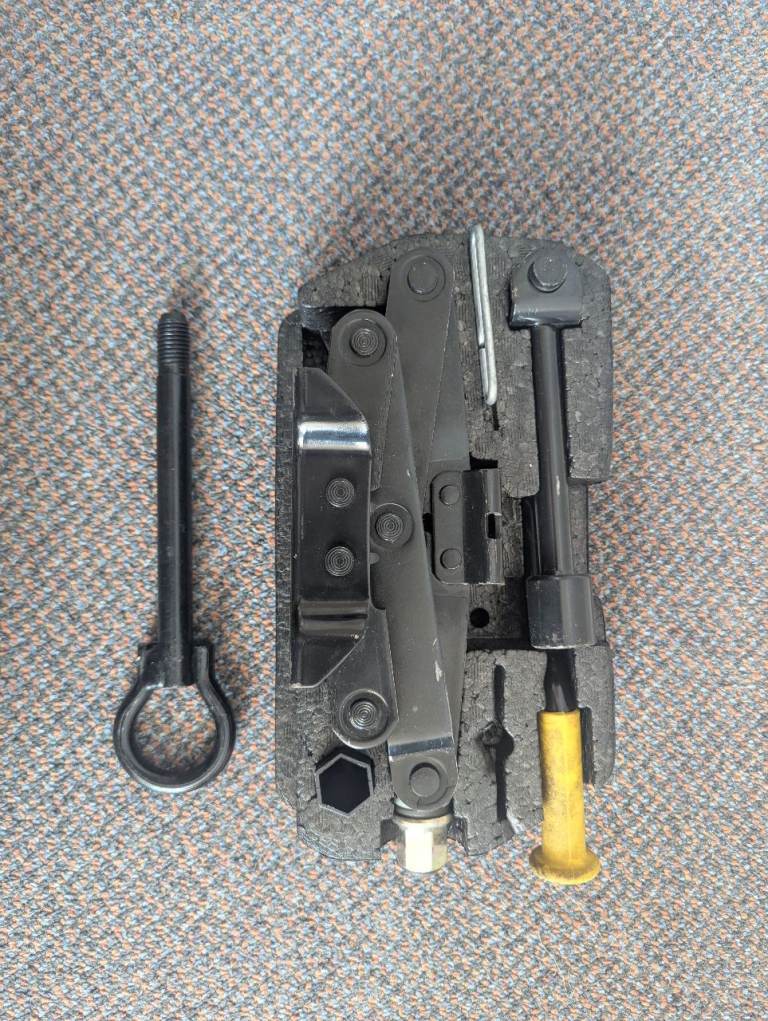 Renault Clio MK2 toolkit / jack