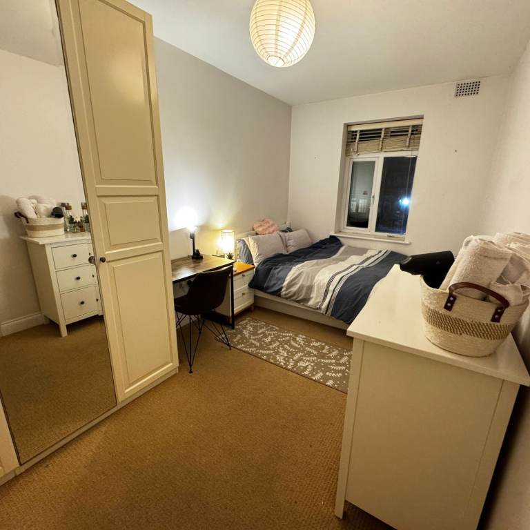 Double Room Available – 3 Min Walk from Station (Juiblee, Hammersmith, City, Circle, Metro) 