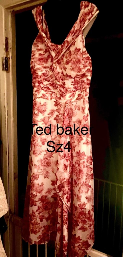 Ted baker dress sz 4 which is equivalent to generally equates to a UK 14 (US 10 or Large) for woman 