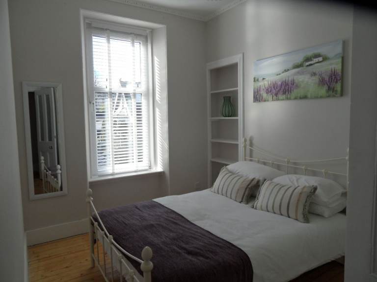 Close to ARI & UNIVERSITY. Recently renovated extremely spacious 2 double bed flat on Clifton Road