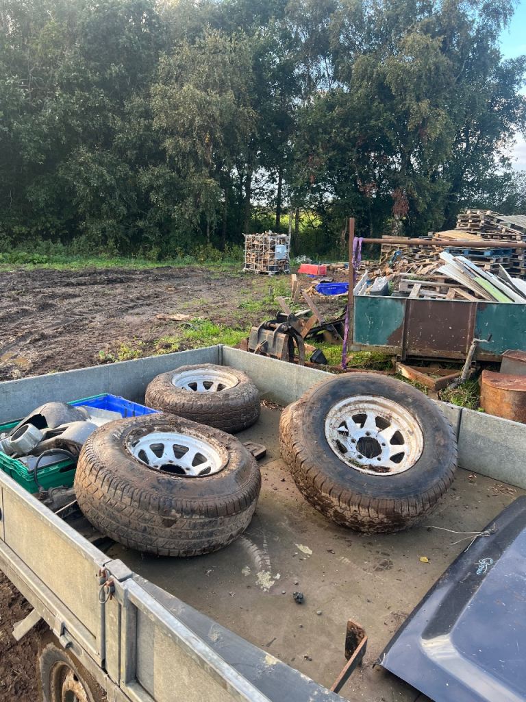4 daihuthu fourtrak rims and tyres