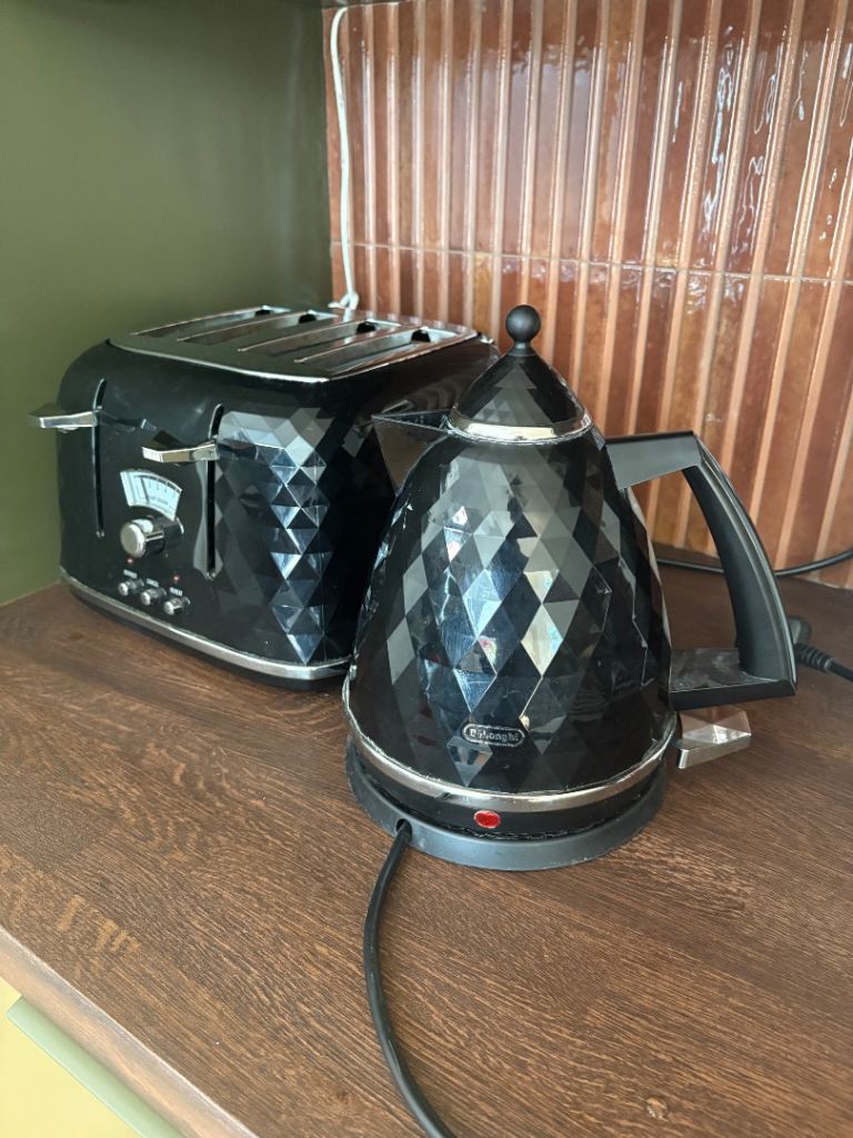 DeLonghi Black Kettle & Toaster Set - Good Condition