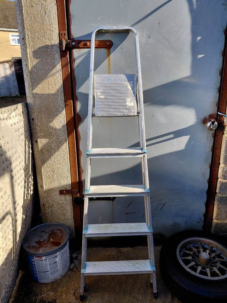 Step ladder 4 foot platform 