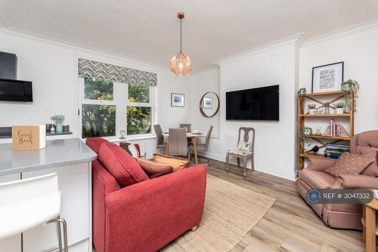 2 bedroom flat in Oakwood Mount, Leeds, LS8 (2 bed) (#3047332)