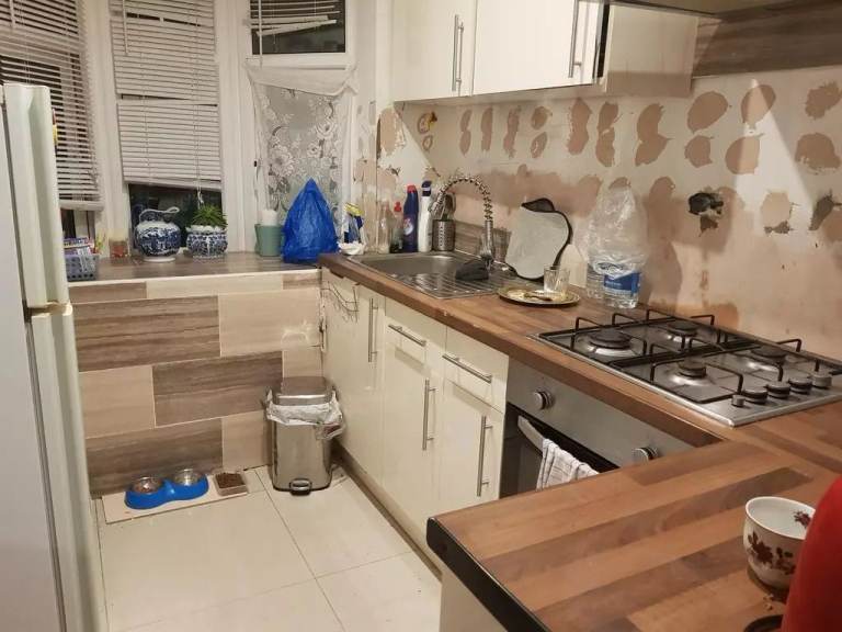 Double Room with own shower and kitchen - Ruislip Road, Greenford, UB6 9QN
