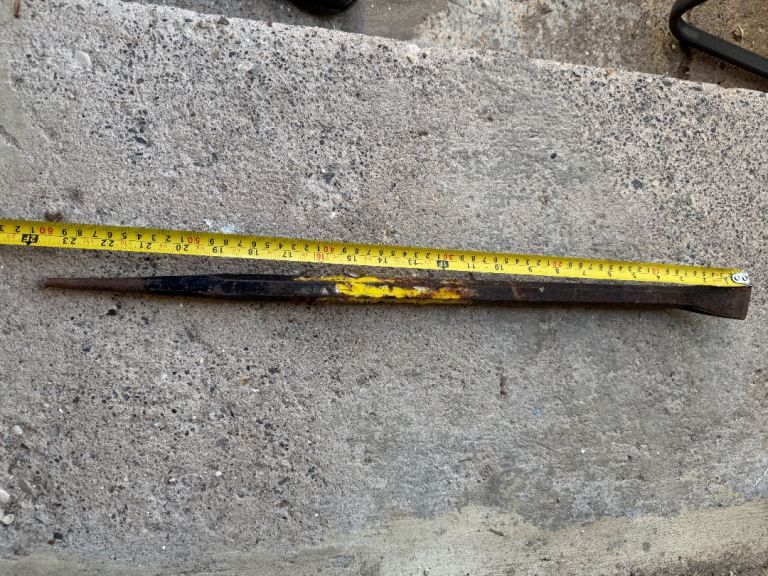 Heavy Duty Metal Chisel/Pry Bar and 2x crow bars 