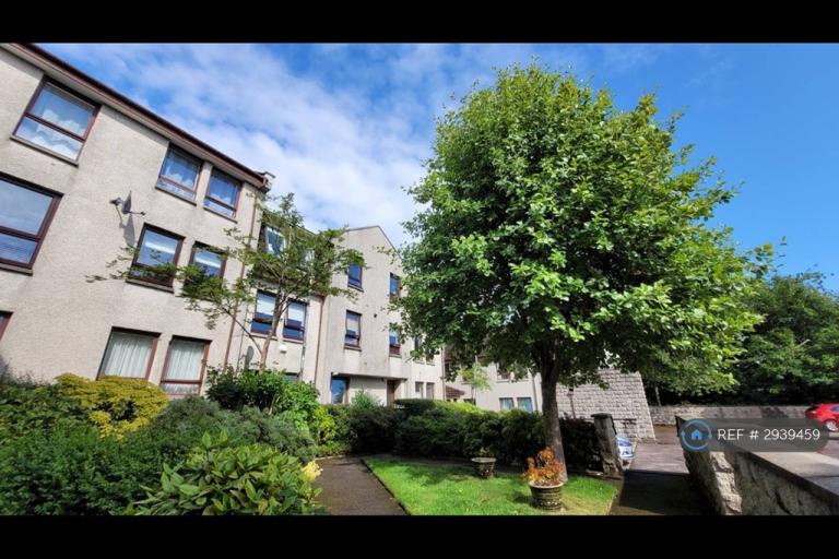 3 bedroom flat in Craigie Loanings, Aberdeen, AB25 (3 bed) (#2939459)