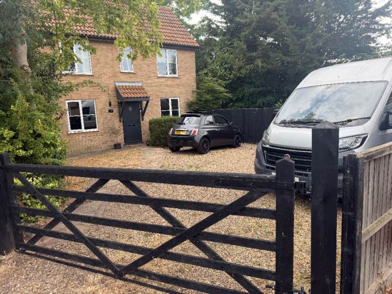 3 Bedroom detached house with large drive and graden, Fully Furnished £1599 a month