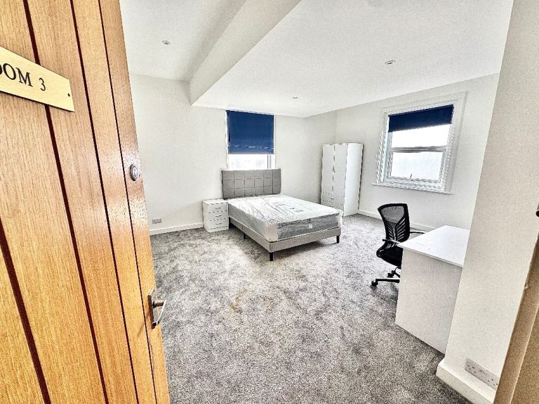 Modern 4 Bed House - Large Furnished Rooms 