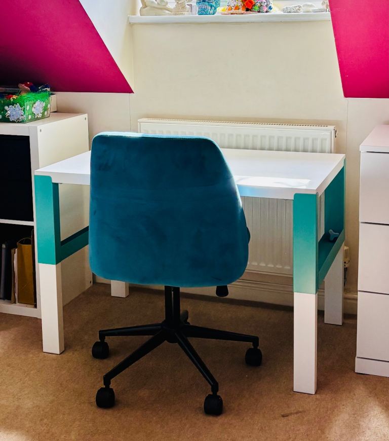 Ikea children’s desk Pahl excellent condition 
