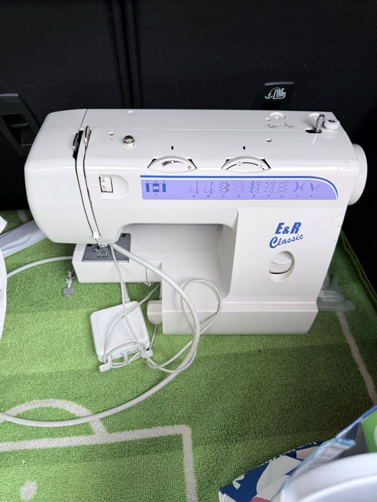 E&R Classic KP883 Electric Sewing machine