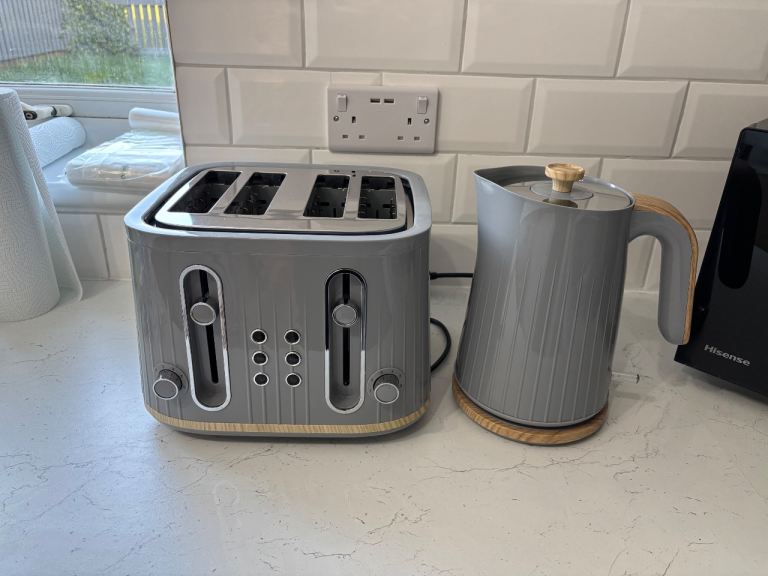 Kettle and toaster set 