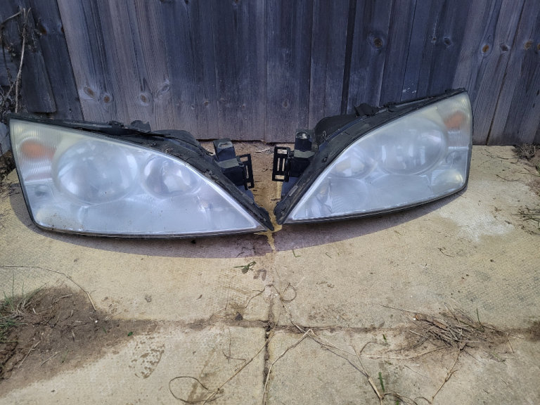 Ford Mondeo mk3 pair of headlights