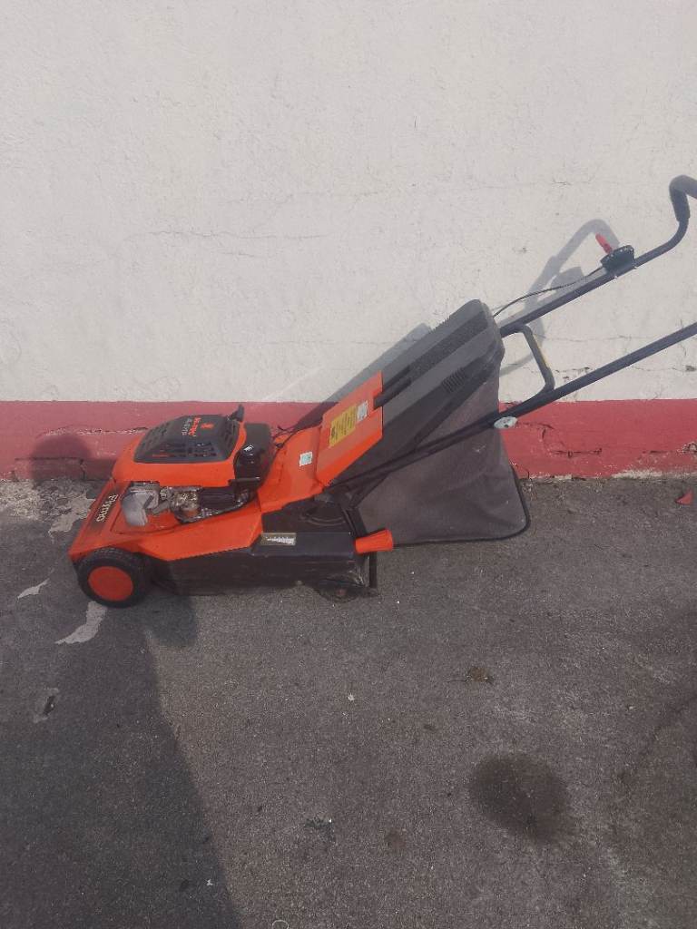 🛑 FREE DELIVERY. 'FLYMO' PROFESSIONAL QUALITY PETROL ROTORY LAWNMOWER.