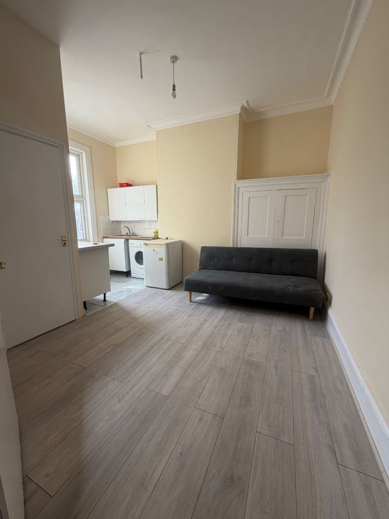 Studio flat to rent in Neasden £1,100pcm