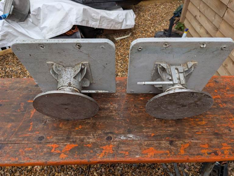 Boat seats mounts with swivel.