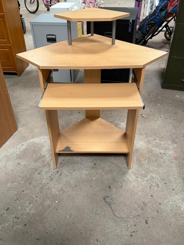Corner Computer Desk with Pull-Out Keyboard Tray