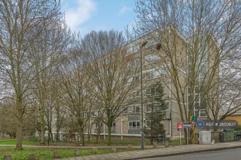 3 bedroom flat in Hyperion House, London, SW2 (3 bed) (#2850637)