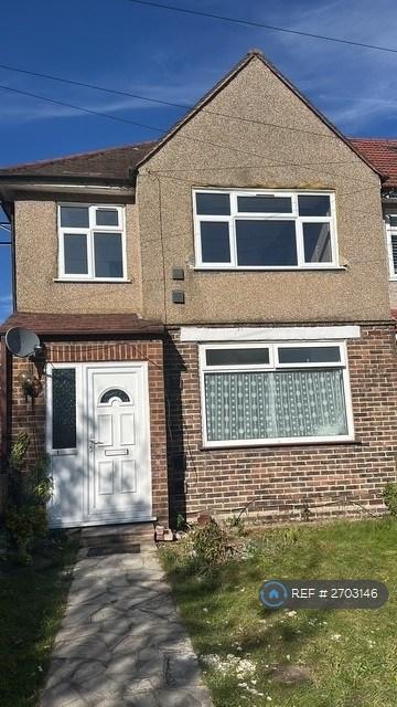 3 bedroom house in Central Avenue, Hounslow, TW3 (3 bed) (#2703146)