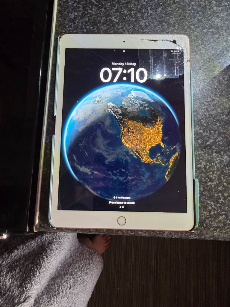 Apple iPad (7th Gen) 32GB Gold – Cracked Screen