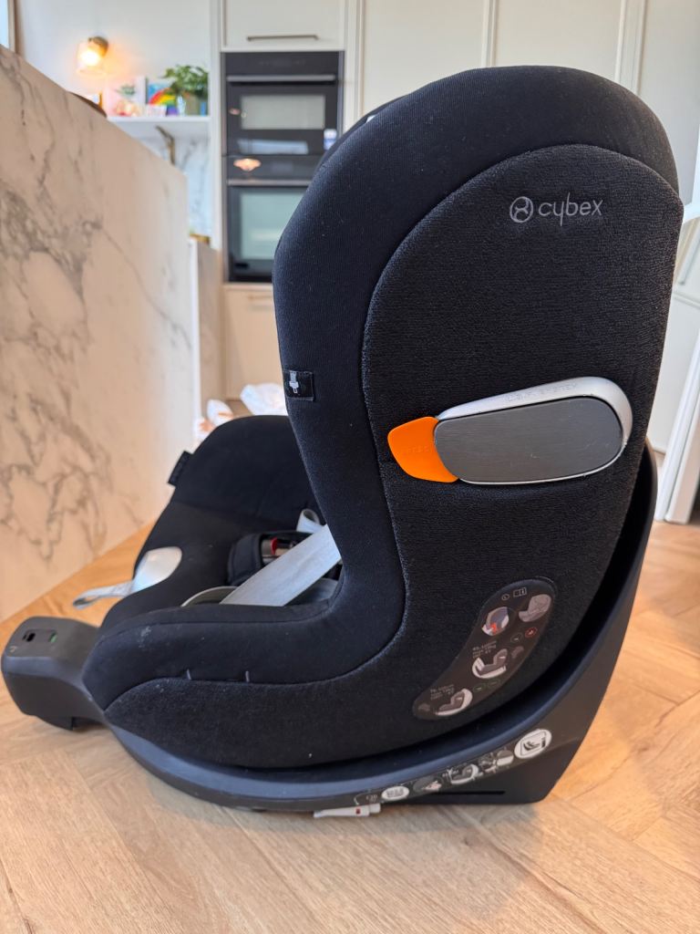 Cybex Sirona Z i-Size Car Seat + Base (Black)