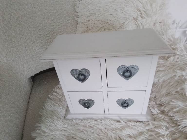 Jewelly Box in White Wood with 4 Drawers with Heart Handles (Shabby Chic) 