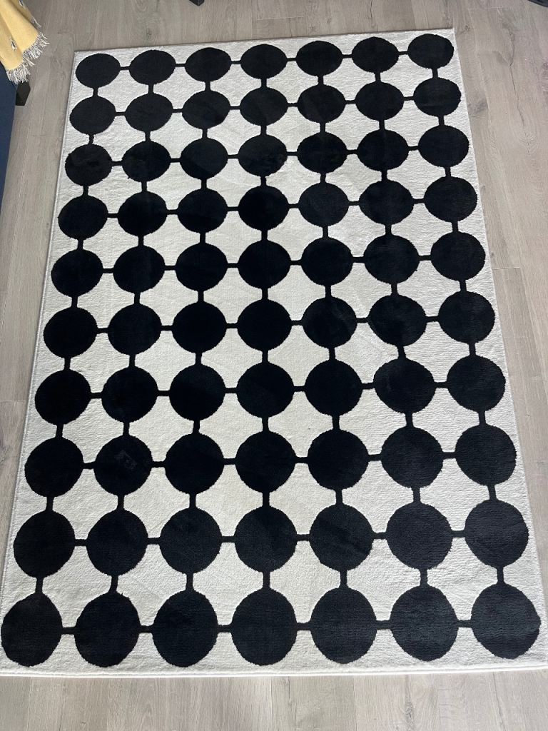 Black and White Geometric Pattern Rug – Good Condition