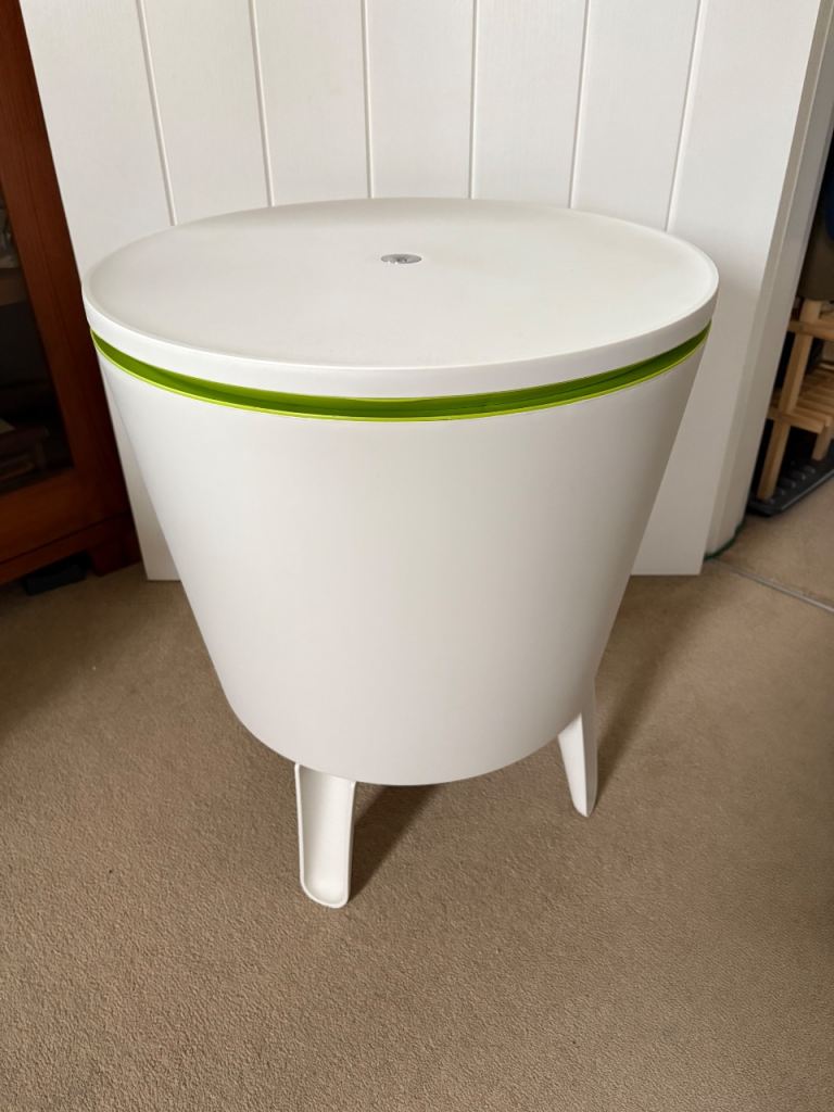 Free outdoor drinks table/ice cooler