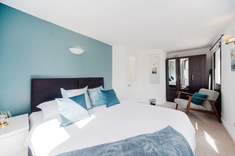 Modern Three-Bedroom Home in Prime Notting Hill Gate Location