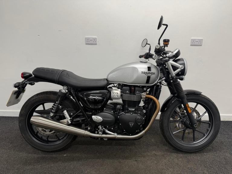 TRIUMPH STREET TWIN ** LOW MILES - ONE OWNER - WARRANTY **