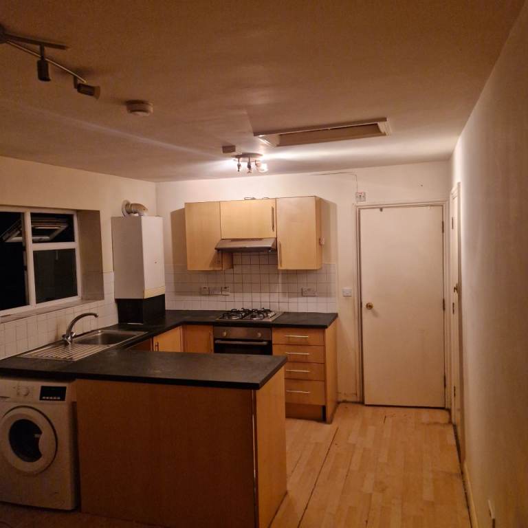 Studio apartment for rent. £1,200 PCM utilities included or £1k without. 