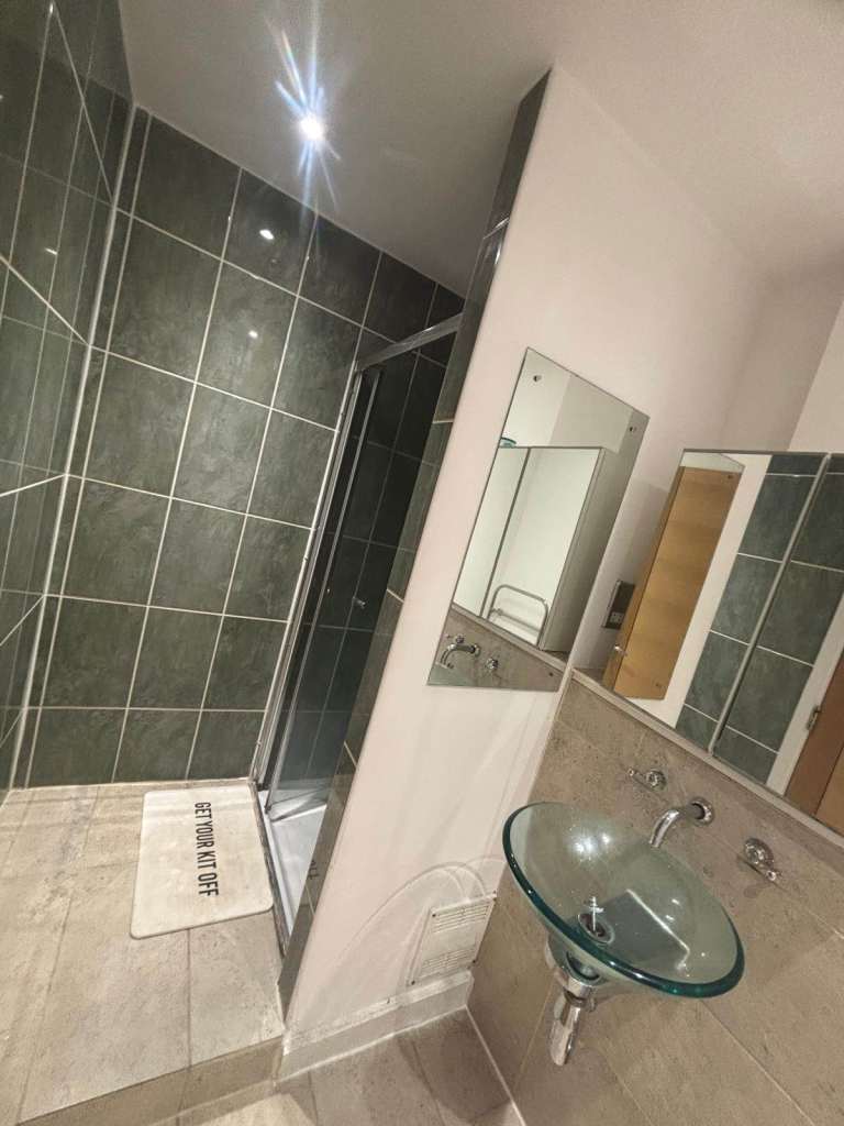 Smart large 2 bed 2 bath city center flat with parking