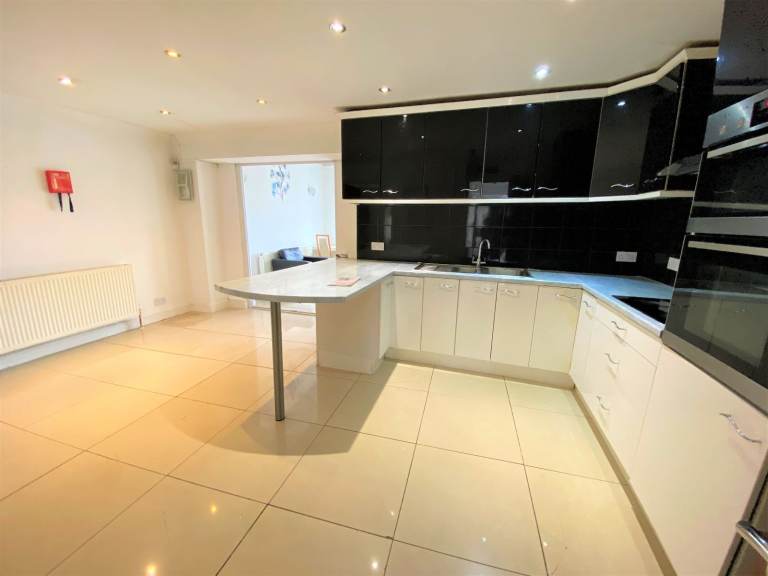 image for Excellent condition spacious 4 Bedrooms house in Dagenham --Company Let allowed