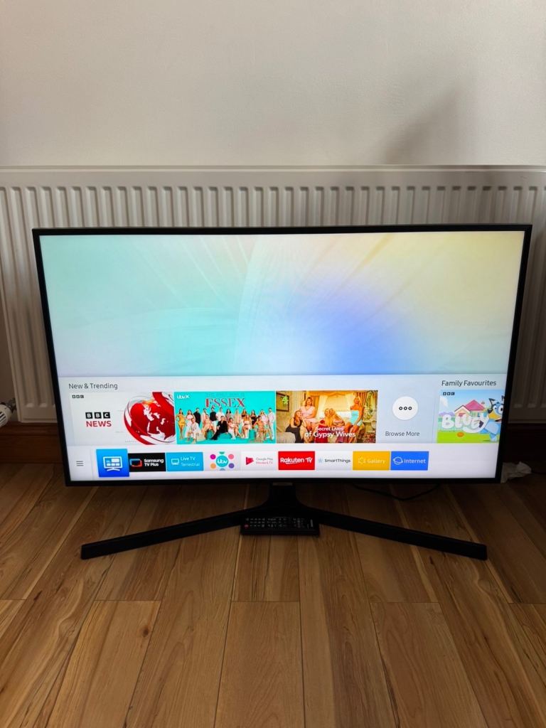 Samsung 43" 4K ULTRA HD CRYSTAL Smart TV UE43NU7400UXXU - Stand & Remote - Working | Excellent