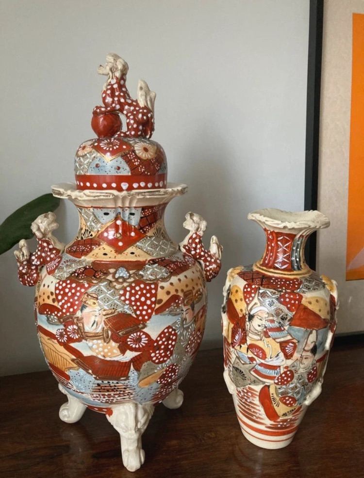A set of 2 Japanese Satsuma antiques hand-painted