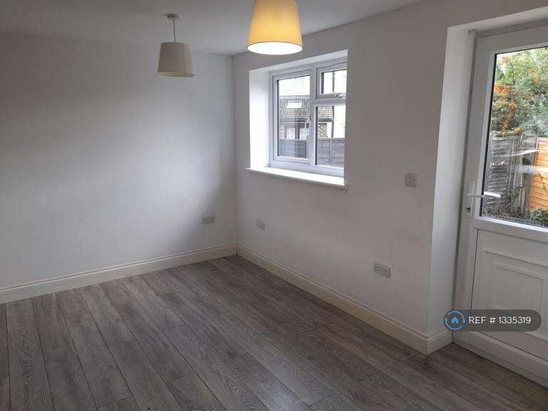 2 bedroom flat in Highland Road, Maidstone, ME15 (2 bed) (#1335319)