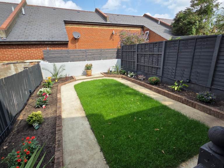 Newly decorated 2 double bedroom flat with garden on Litchfield Gardens