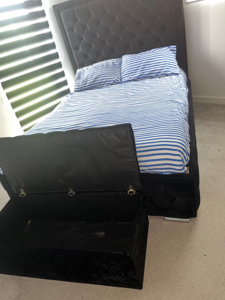 Kingsize bed & storage box 