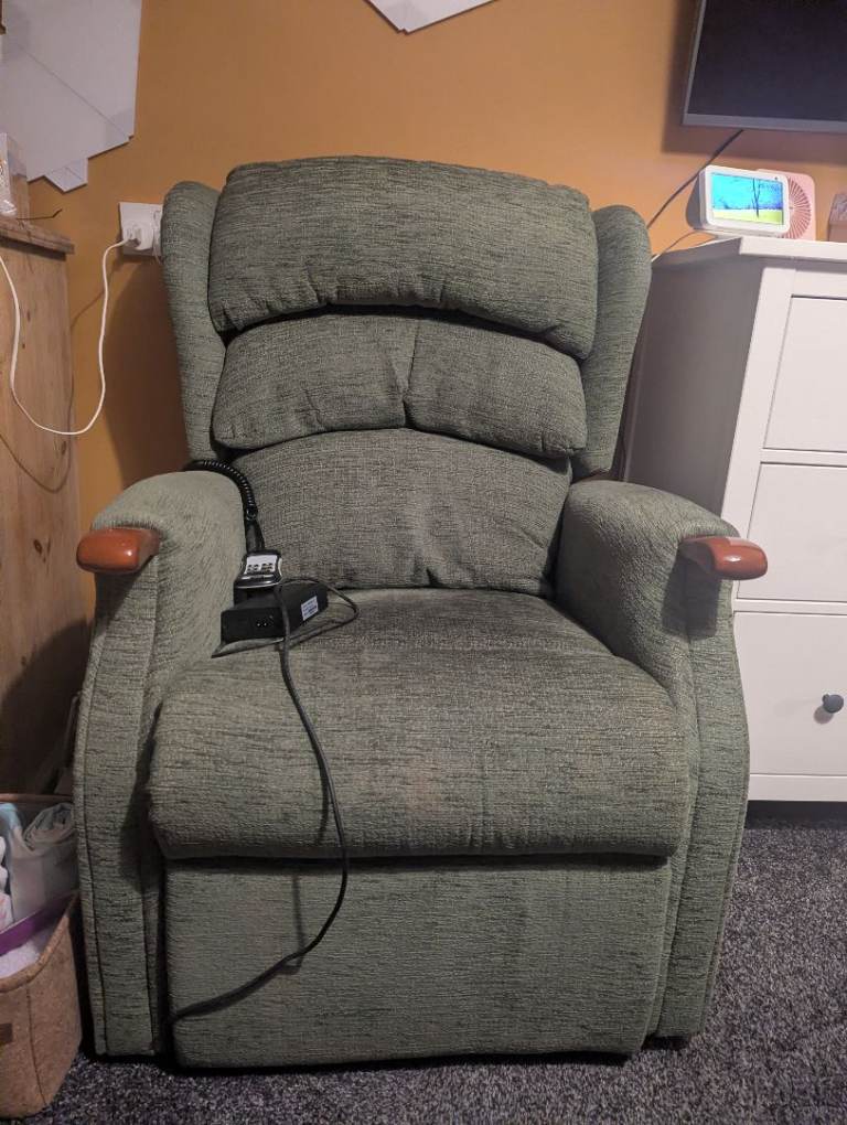 Recliner arm chair