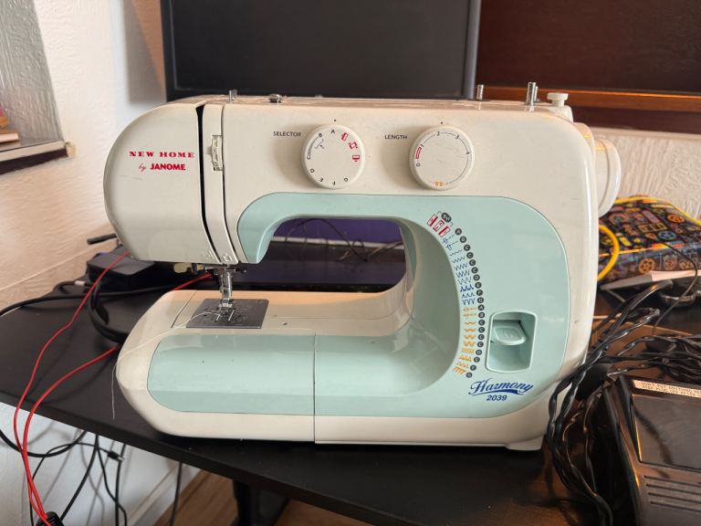 Janome Harmony 2039 Sewing Machine with Foot Pedal