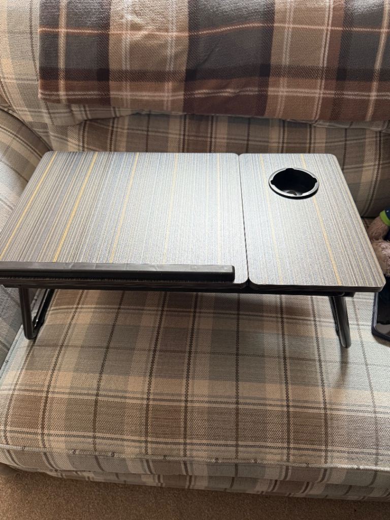 Foldable computer desk