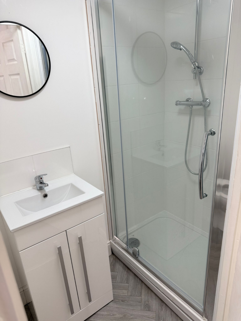 Spacious & Cosy Ensuite Room for Rent in - WV3 9NE