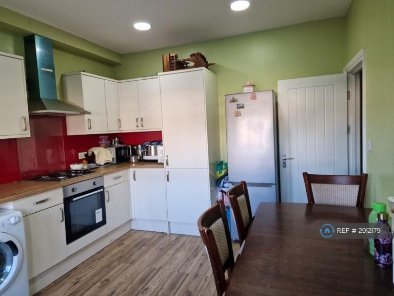2 bedroom flat in Grove Road, Romford, RM6 (2 bed) (#2912179)