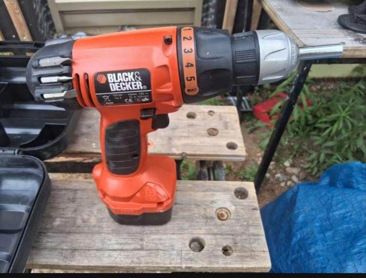 Black & Decker Cordless Drill with Case – Good Condition