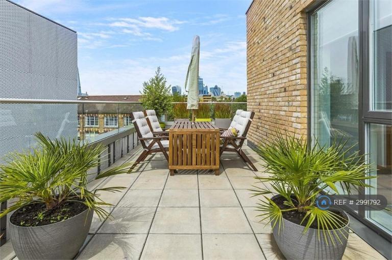 2 bedroom flat in Queens Court, London, SE16 (2 bed) (#2991792)