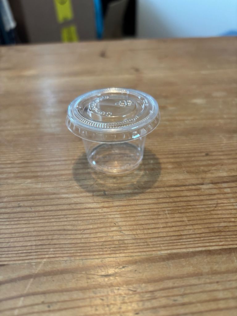 Approx 4500 1oz plastic condiment pots with lids