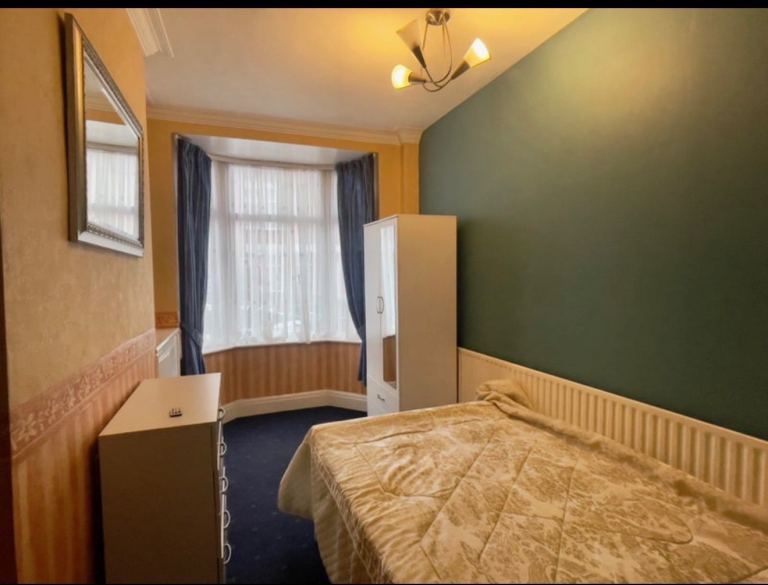 Fully furnished large double room near Highcross