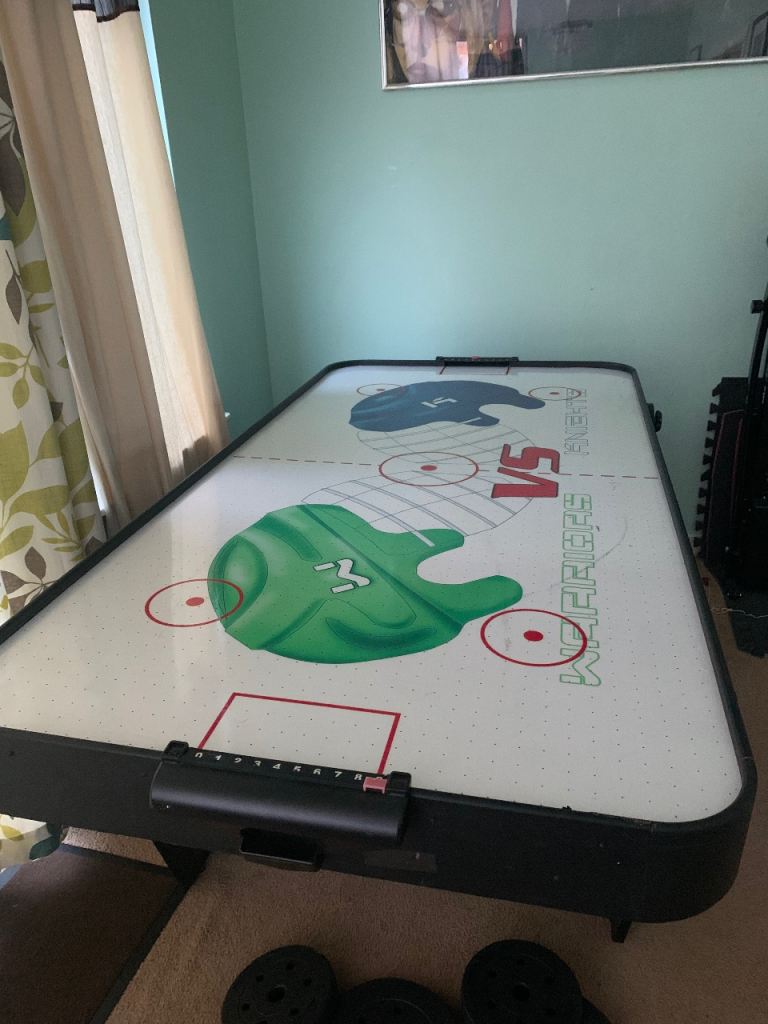 Air hockey table 