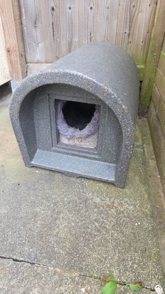 Outdoor Cat House - Small Animal Shelter - Weatherproof - With Soft Bed Inside